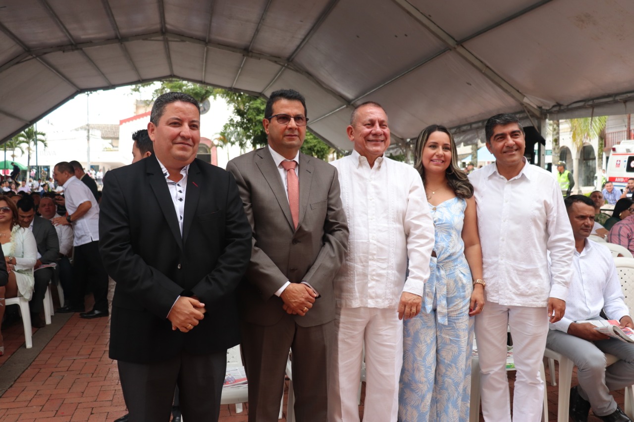 Marino Castro Carvajal, gerente de Cootranshuila, Alcalde de Pitalito, Miguel Antonio Rico Rincón; Armando Cuéllar Arteaga, gerente Coomotor, Edna Yolima Calderón Ome, gerente Biorganicos del Sur y Ángel María Peña Artahualpa, gerente Cootranslaboyana.